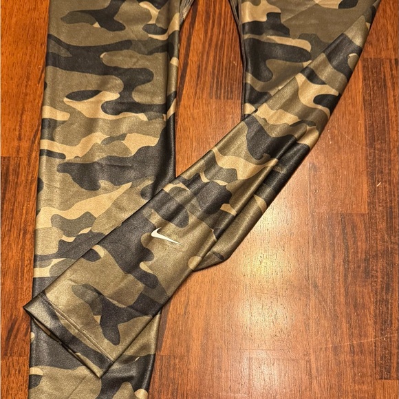Nike Women’s Dri-Fit Camo Print Leggings - Picture 4 of 6